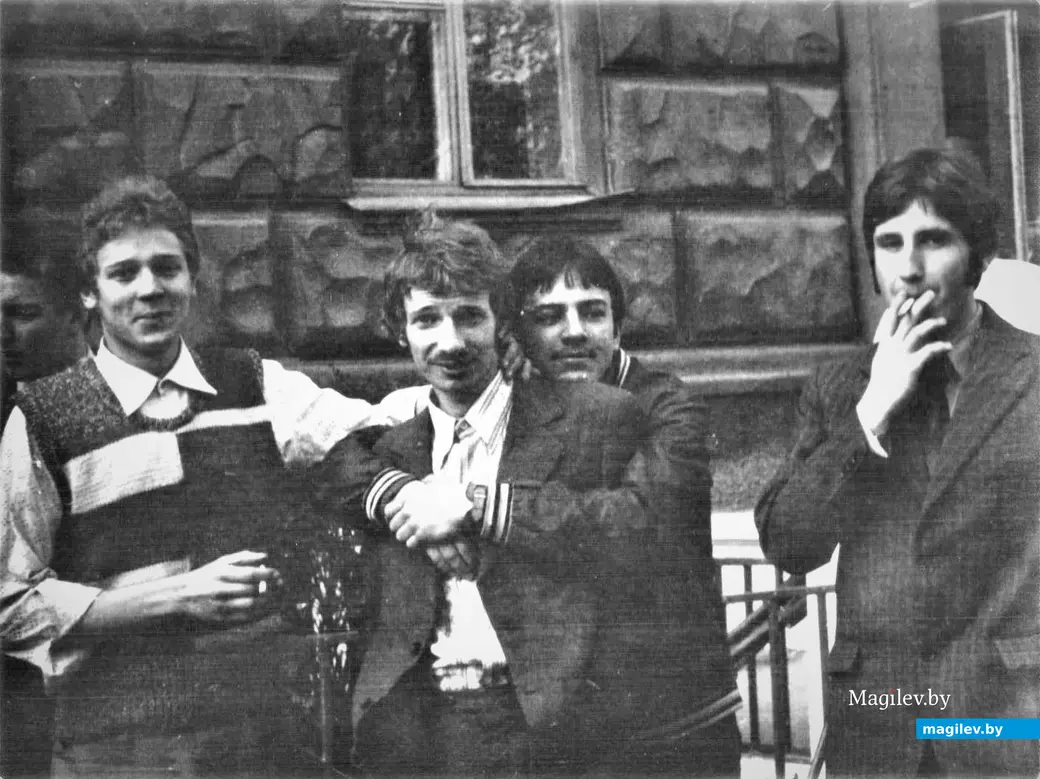 У стен "машинки" («пэтэшники»: Виктор Поревой, Леонид Астапенко, Сергей Трухоненко, Евгений Булова), 1970-е годы.