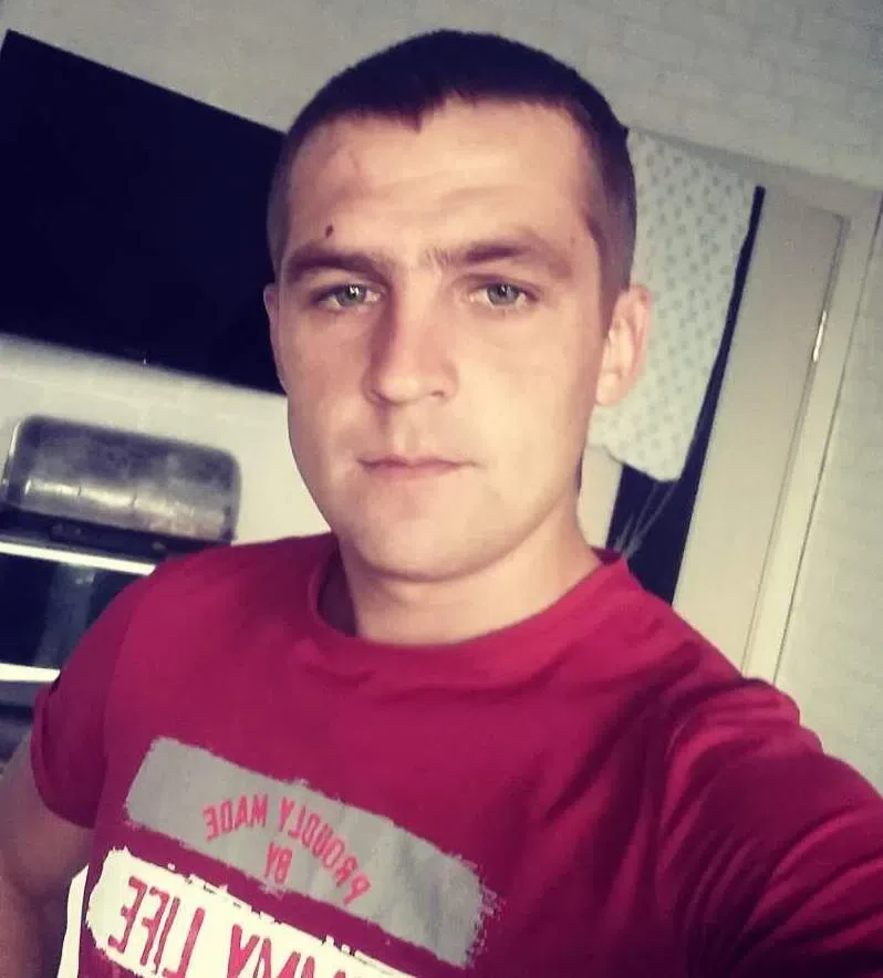Кондратьев Евгений Викторович.Родился в Бобруйске, учился в школе №17. Окончил курсы по