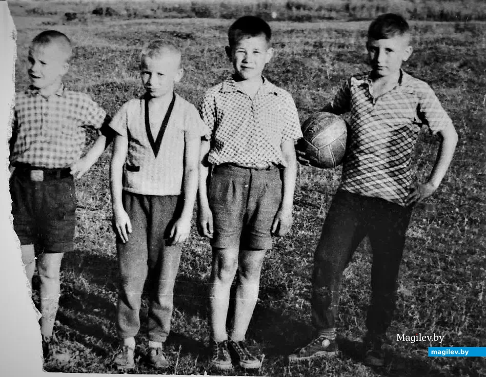 Витя, Гена, Владя, Женя. Бобруйск, ул Интернациональная, на пустыре (сейчас там футбольное поле