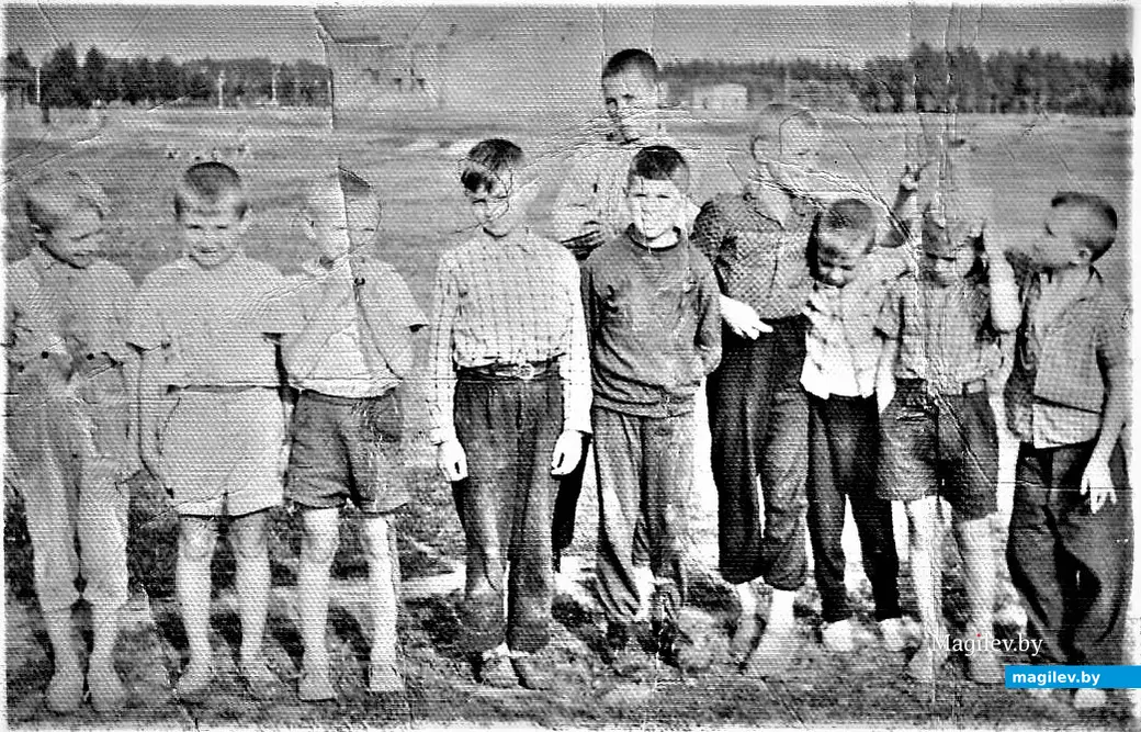 Середина 1960-х, Бобруйск. Микрорайоновские пацаны на поле, где ныне располагается стадион имени Александра Прокопенко. На дальнем плане – кинотеатр «Мир». Кстати, как