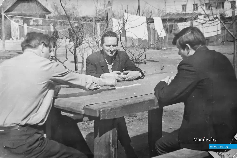 Игра в домино во дворе. Посередине — отец Галины Александр Львович Бодрый.