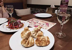 Хинкали жареные и салат «прямо из Тбилиси»