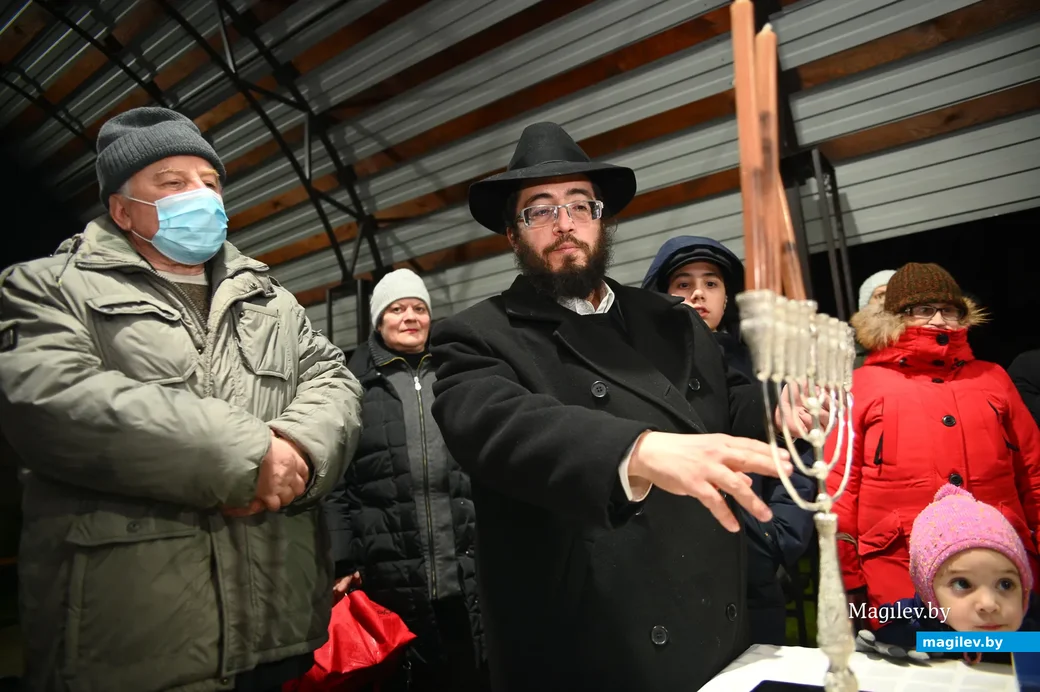 29.11.2021. Бобруйск. Евреи празднуют Хануку 5782 года у стен старой синагоги на улице Чонгарской