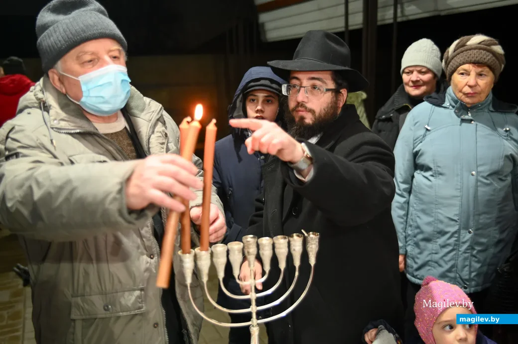 29.11.2021. Бобруйск. Евреи празднуют Хануку 5782 года у стен старой синагоги на улице Чонгарской