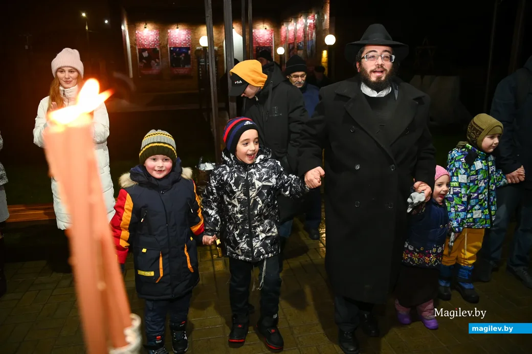 29.11.2021. Бобруйск. Евреи празднуют Хануку 5782 года у стен старой синагоги на улице Чонгарской