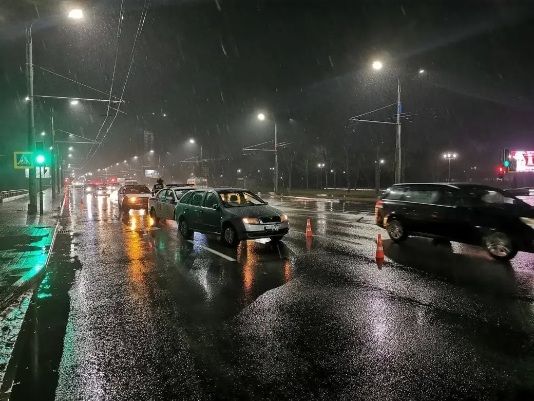 ДТП 28 ноября 21г. на проспекте Пушкинском в Могилеве. Skoda сбила двух пешеходов на переходе. Фото: УВД Могилевского облисполкома