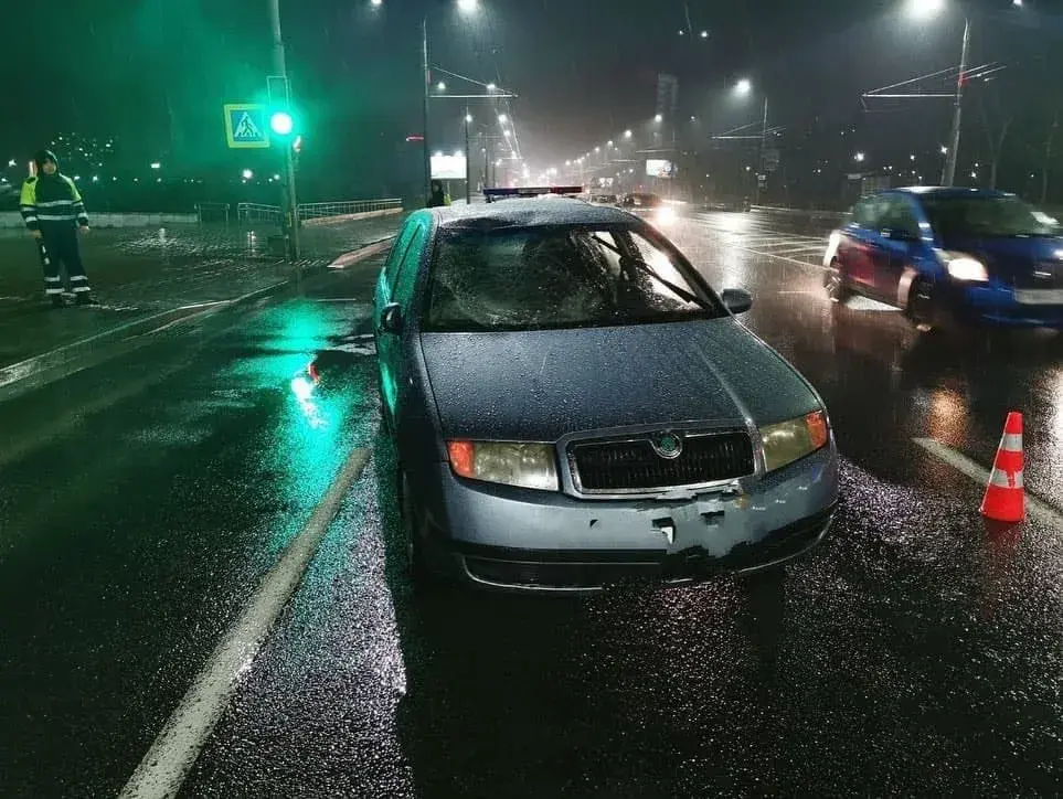 ДТП 28 ноября 21г. на проспекте Пушкинском в Могилеве. Skoda сбила двух пешеходов на переходе. Фото: УВД Могилевского облисполкома