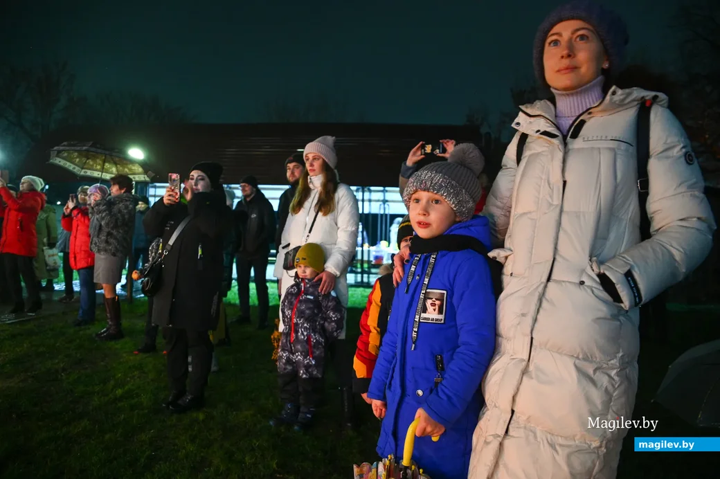 29.11.2021. Бобруйск. Евреи празднуют Хануку 5782 года у стен старой синагоги на улице Чонгарской