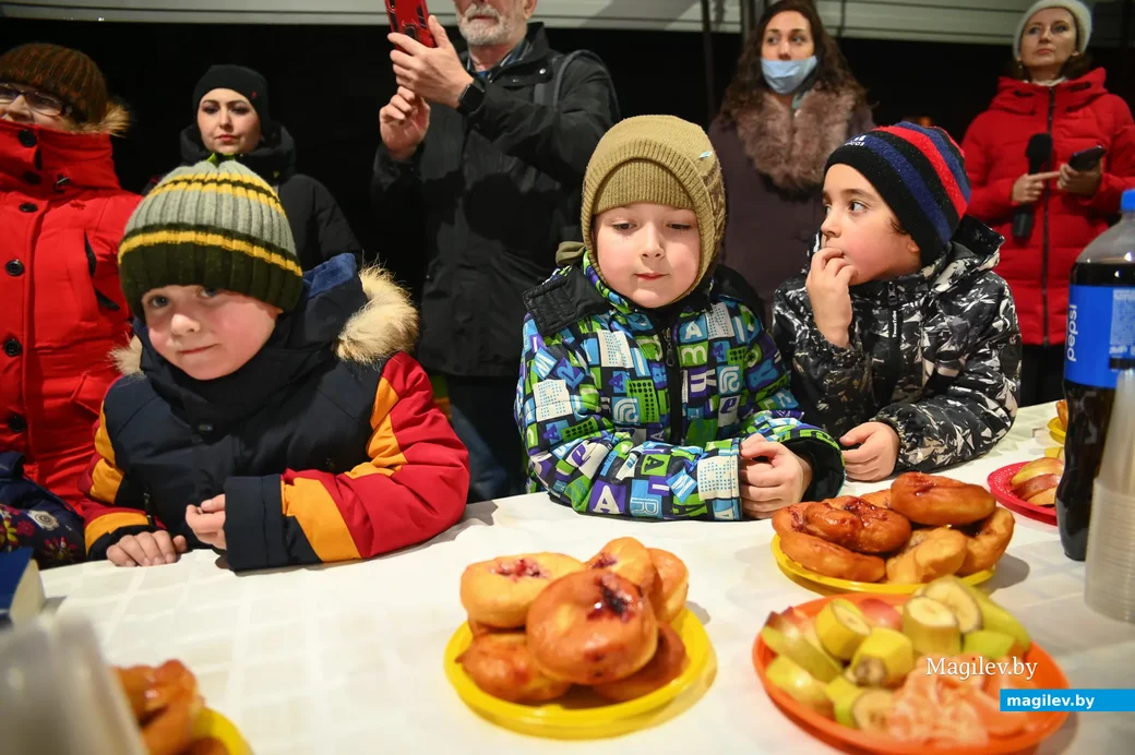 29.11.2021. Бобруйск. Евреи празднуют Хануку 5782 года у стен старой синагоги на улице Чонгарской