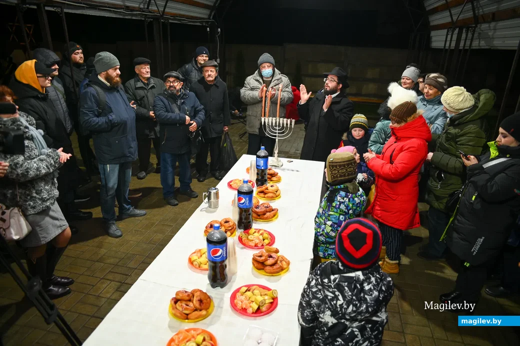 29.11.2021. Бобруйск. Евреи празднуют Хануку 5782 года у стен старой синагоги на улице Чонгарской