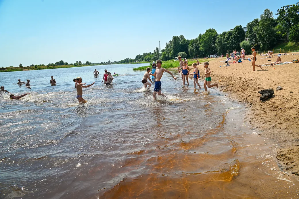 Летний отдых у воды. Фото: Александр Чугуев, архив редакции. 