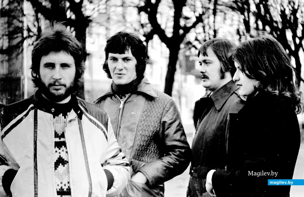 1977-й год, Могилев. Слева направо: Евгений, Алик Метельский, Вася Мак, Наталья.