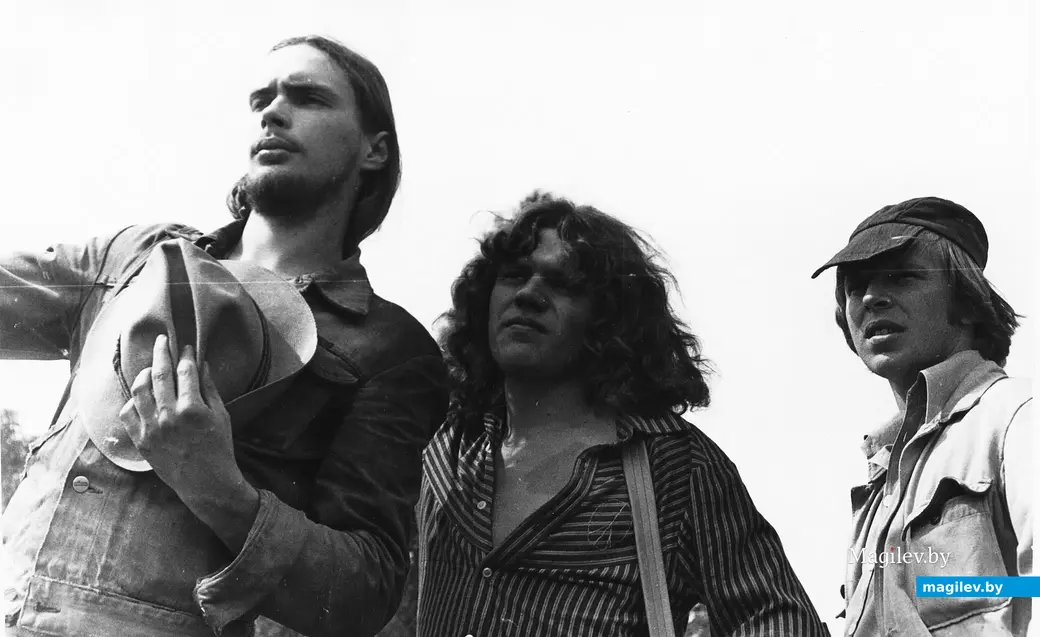 Миша занял место в центре. Автостопом по Европам. Могилев, начало 1980-х годов.