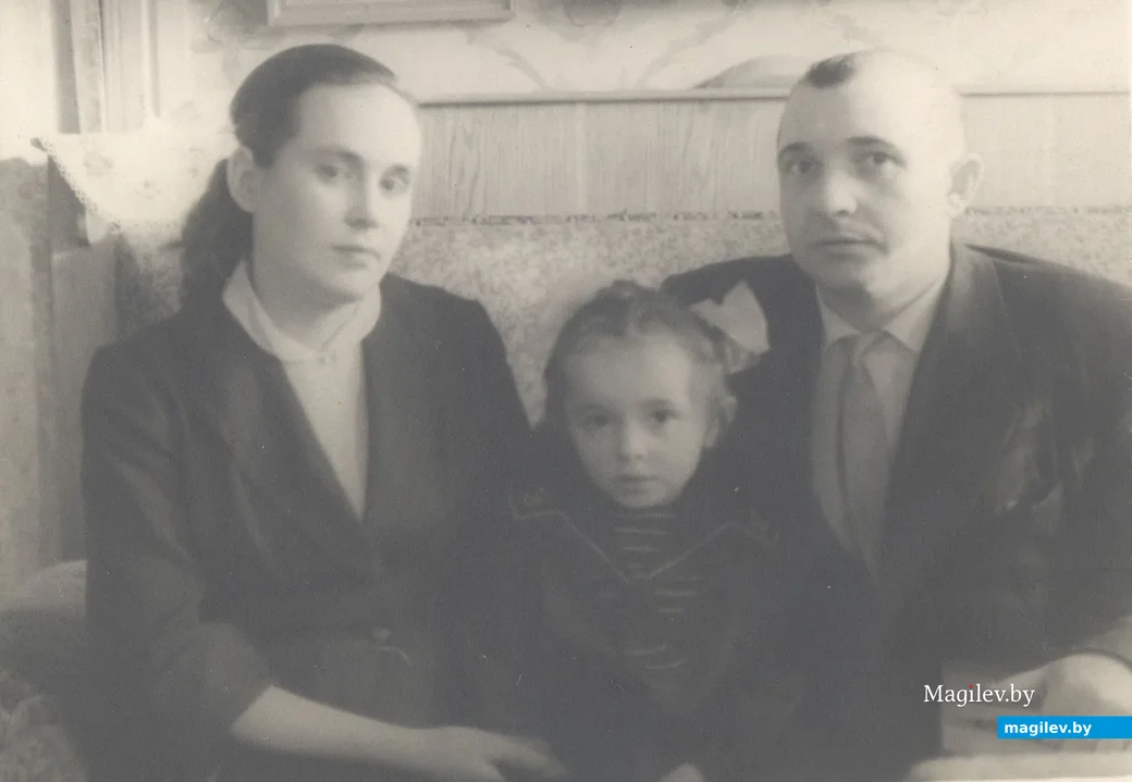 Анна Аркадьевна и Казимир Альфонсович Пищики с маленькой Лилей.