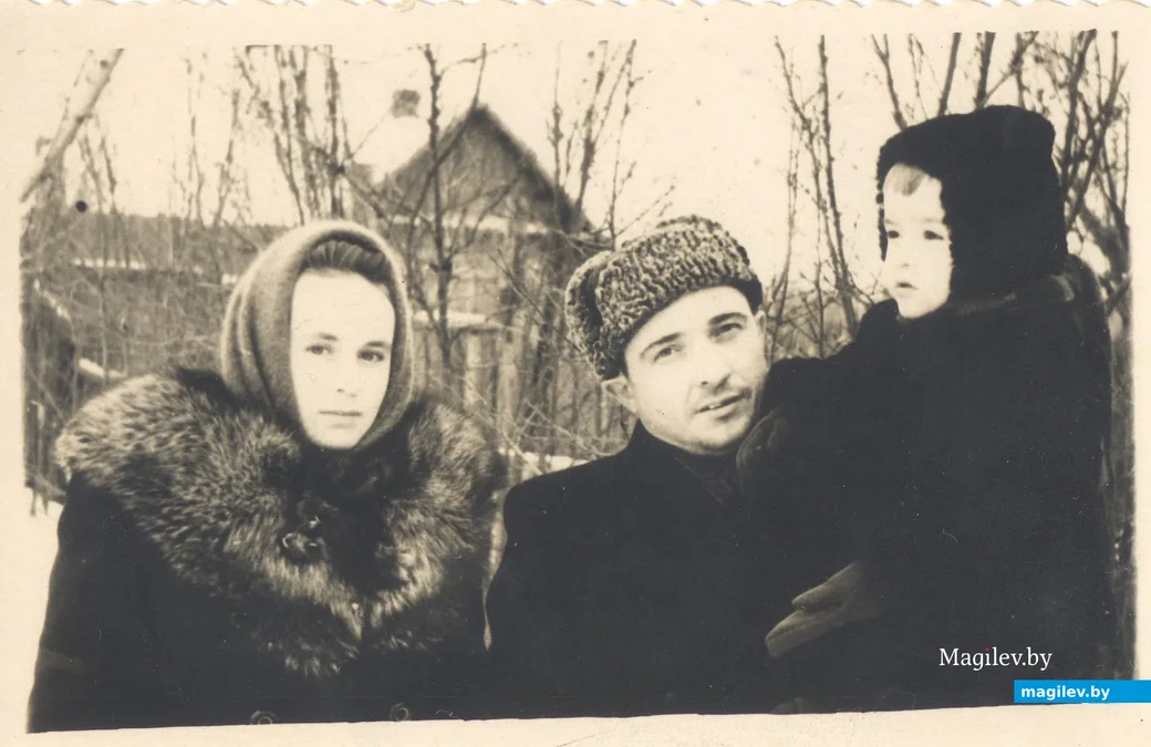 Анна Аркадьевна и Казимир Альфонсович Пищики. На руках у отца – маленькая Лиля.