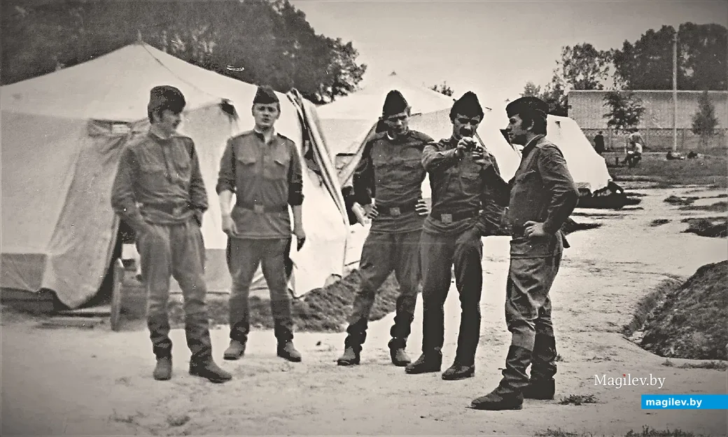 Лето 1977 года. Армейские сборы под Осиповичами. Перед вечерней поверкой. Дружба дружбой, а