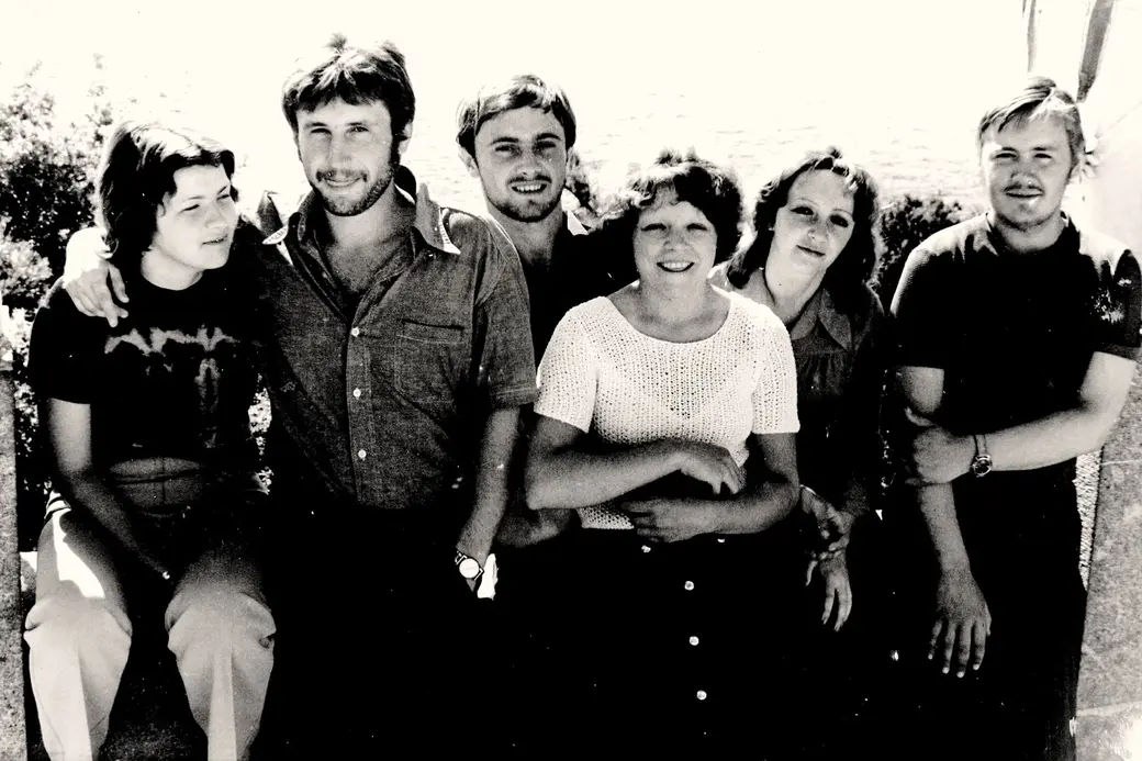 Наша компания в Крыму. Таня – в белой маечке. Алупка, 1977 год.