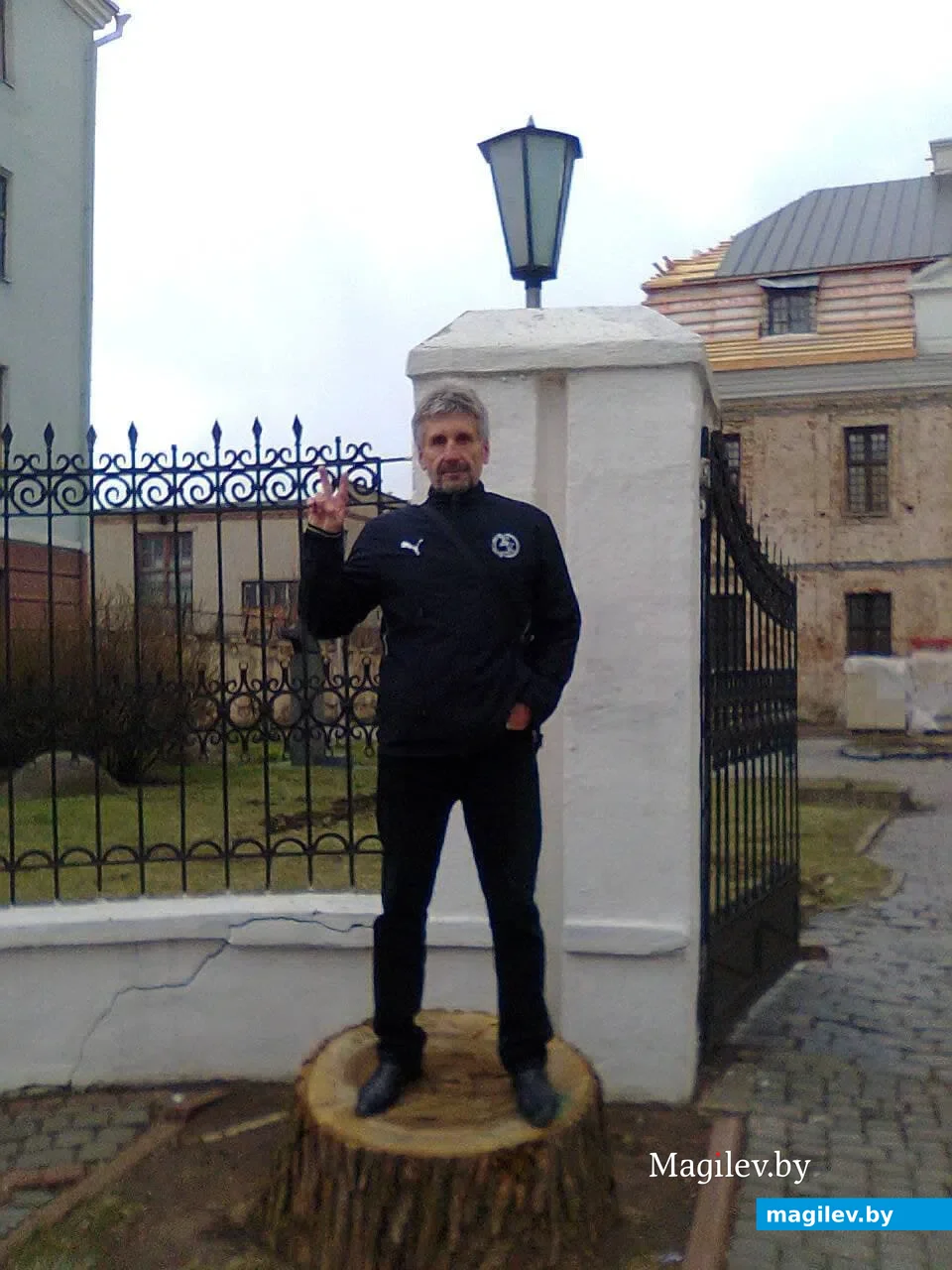 Евгений Булова на пеньке дерева Алика Бедулина.
