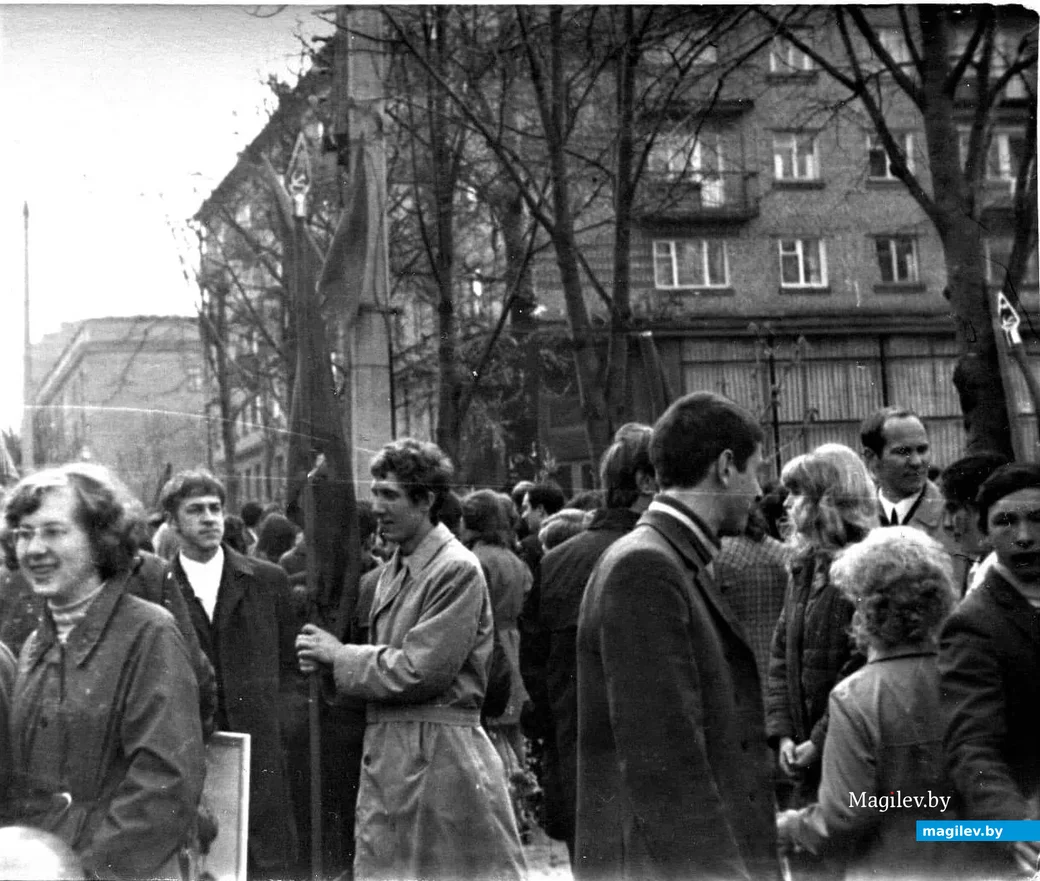 На заднем плане легенд кафе «Березка». Могилев, конец 1970-х.