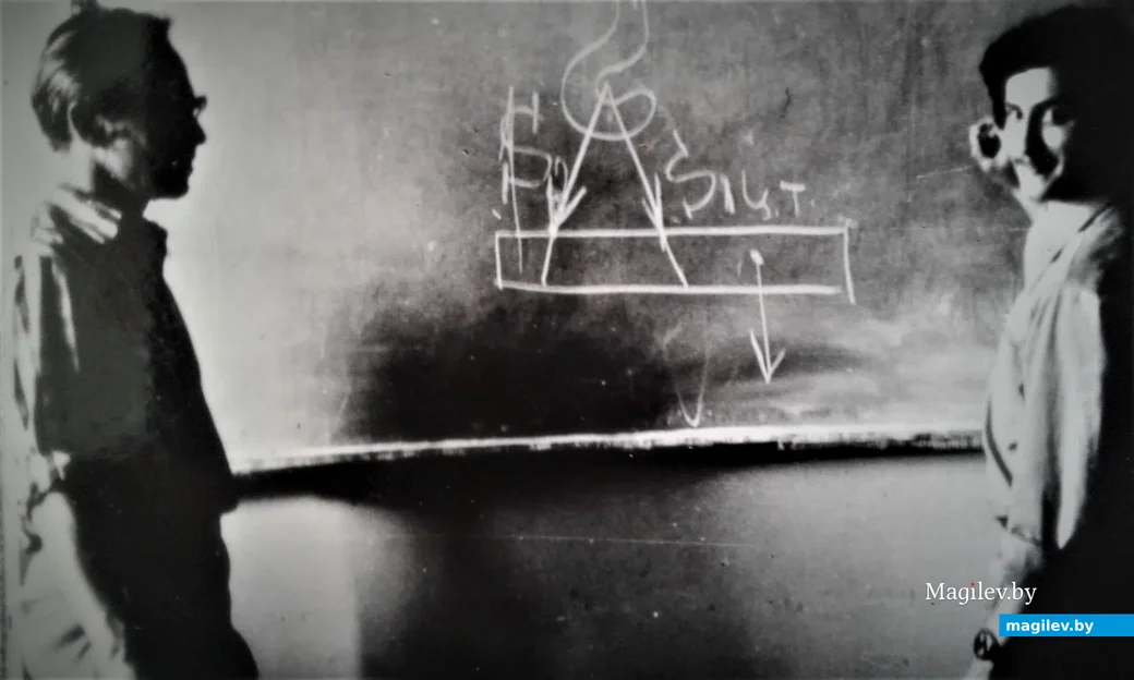 1974 год. Преподаватель М. Плакс на занятиях по «Деталям машин» «допрашивает» Бориса Кагана.