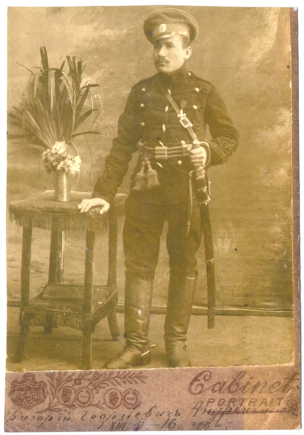 Дед Григорий Георгиевич Андрейчиков, с Георгиевским крестом. Фото 1916 года.
