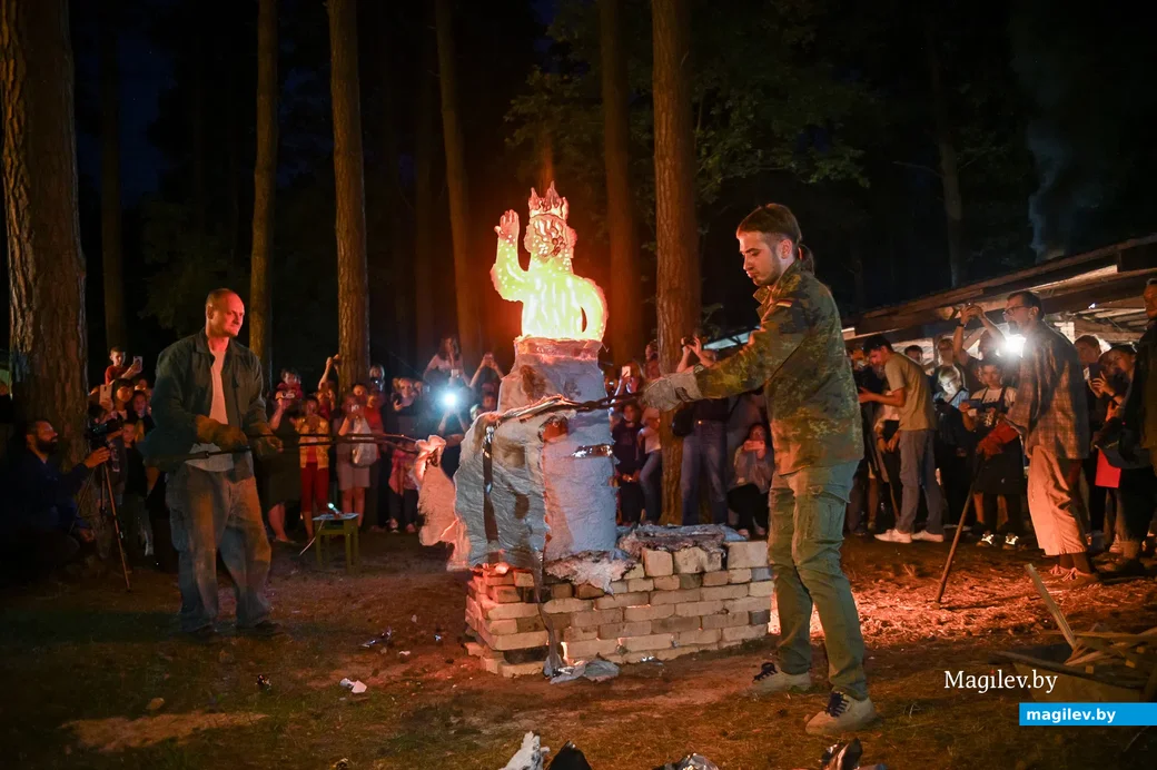 31.07.2021. Бобруйск. Обжиг «Огненной скульптуры» на XVII Международном пленэре по керамике
