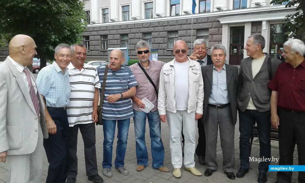 Выпускники ММИ 1977 г. у стен родного вуза, 2016 год.