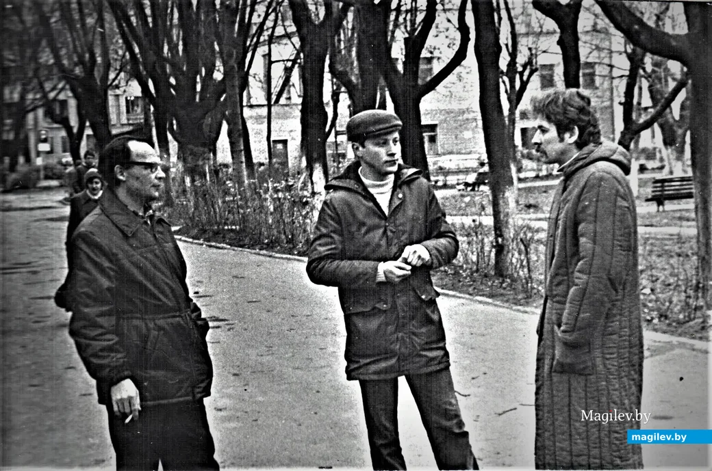 Гена Хак (слева), Владик Байков (в центре) навещают прихворнувшего Володю Кутузова, 1979 год.
