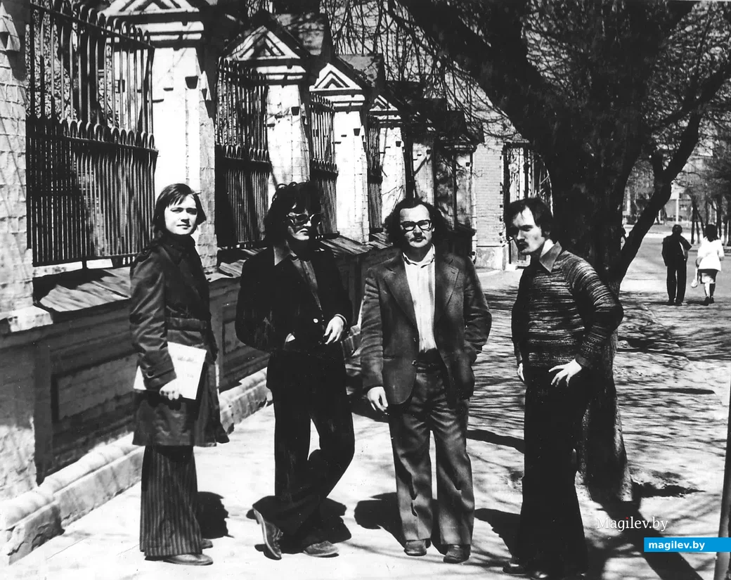 Вася Мак, Алик Метельский, Гена Хак и Витя Морозевич возле ограды стадиона Спартак, 1975 год.
