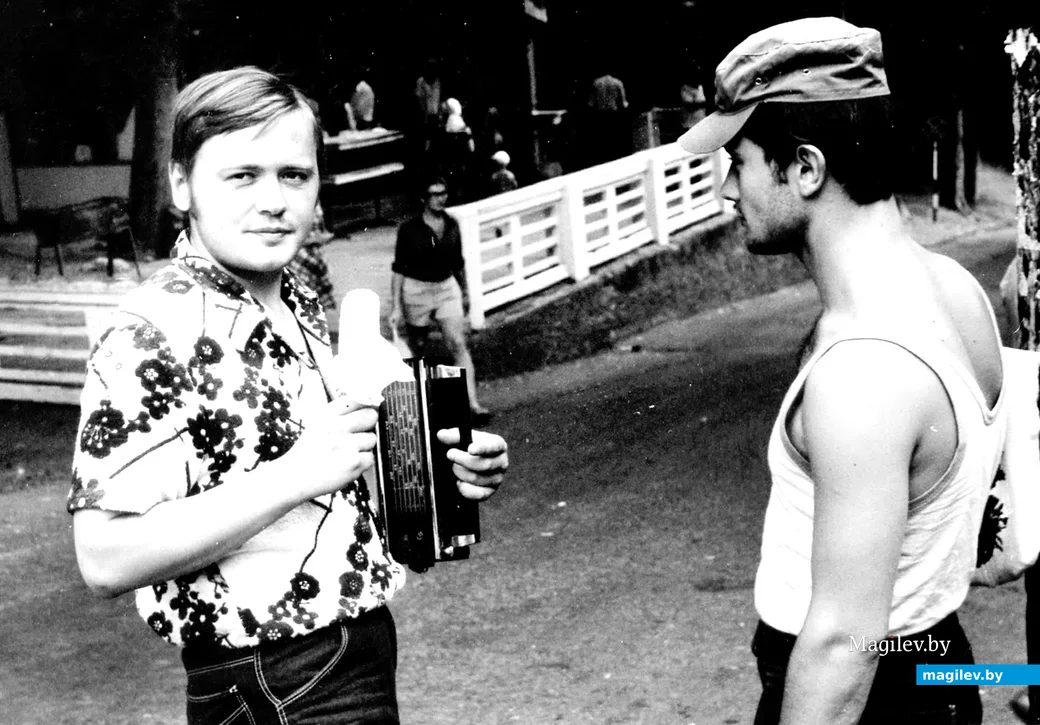 Крым, 1977 год. Витя и Мак, который нарушил закон жесткой экономии и купил мороженое.
