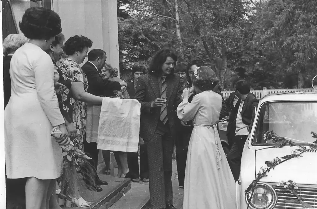 День свадьбы Сергея и Елены. Родители встречают молодых. Могилев, 1977 год