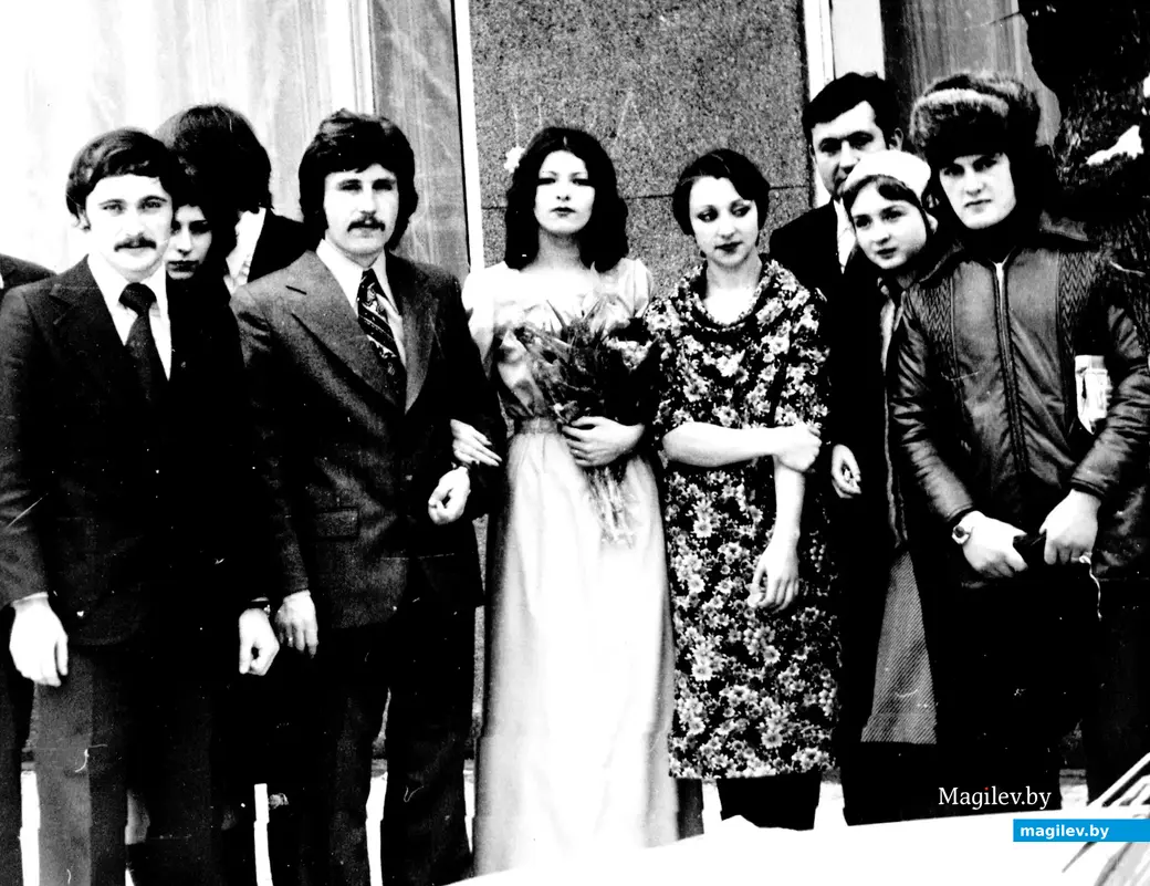 Евгений и Наталья февральского мороза совсем не ощущают. Ведь рядом с ними Витя Морозевич (крайний слева). Могилев, февраль 1978 года.