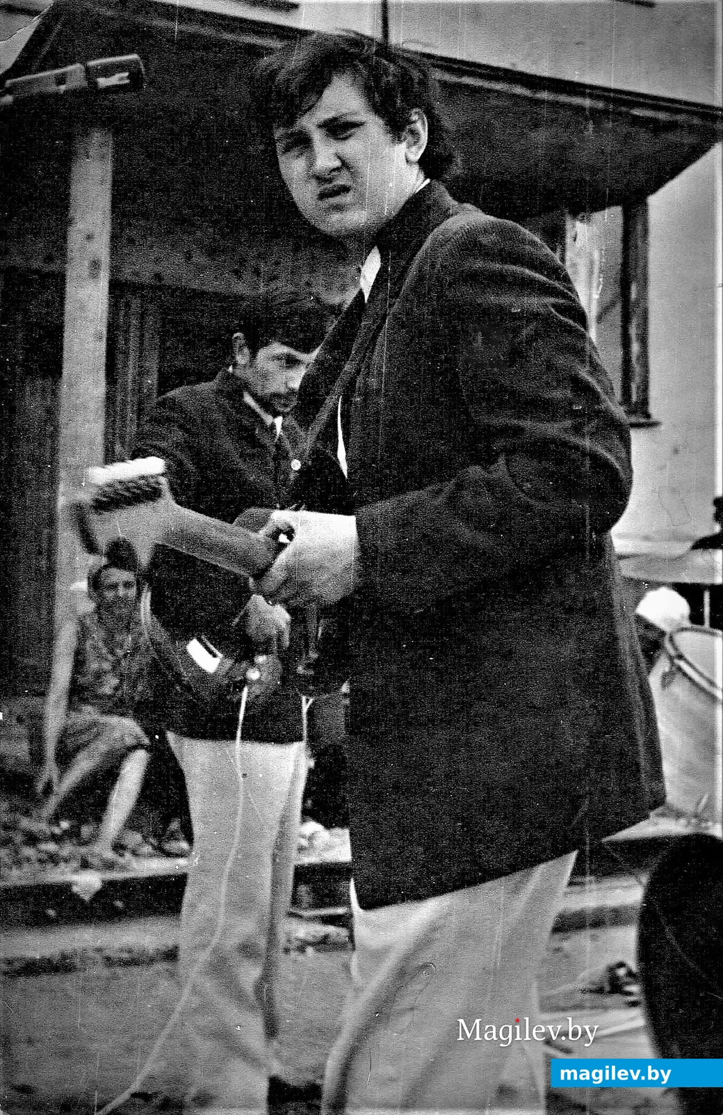 Владимир Адыров разминается перед выступлением, 1973 год.