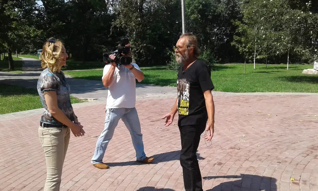 Володя Кутузов рассказывает работникам ТВ о том, как, где и когда на танцплощаде в парке Горького в 1970-1980-х годах происходили всевозможные знаковые события. Фото