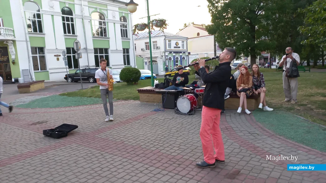 Главный кларнет оркестра городской капеллы (справа) дает джазу на Ленинской. в Могилеве 19
