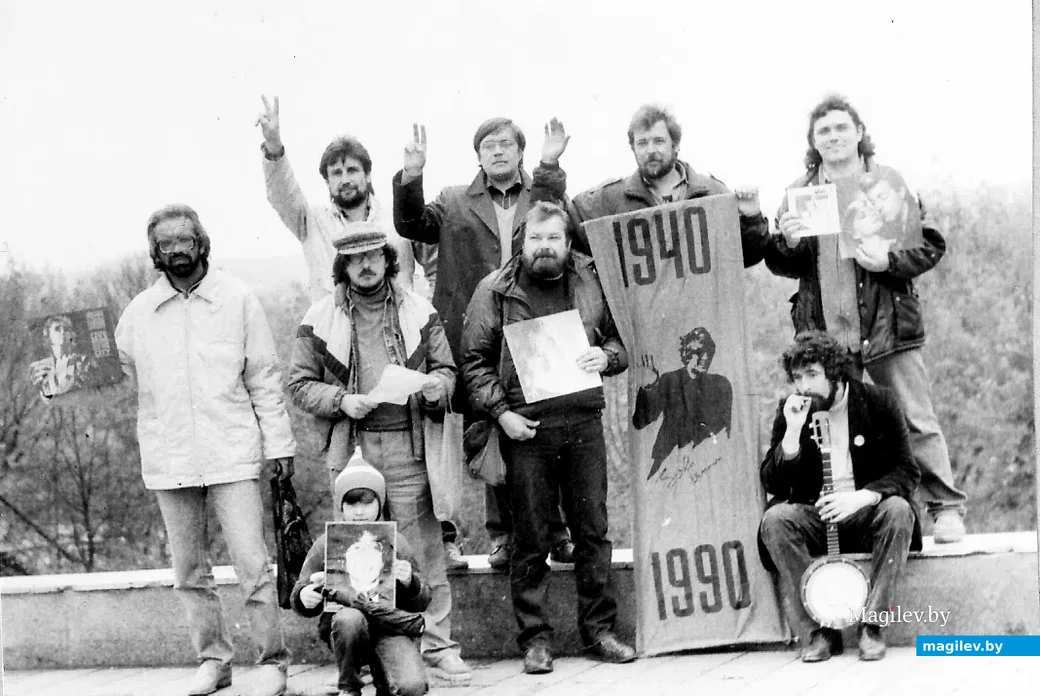50-летие Джона Леннона, 1990 год. Инструмент свое место знает.