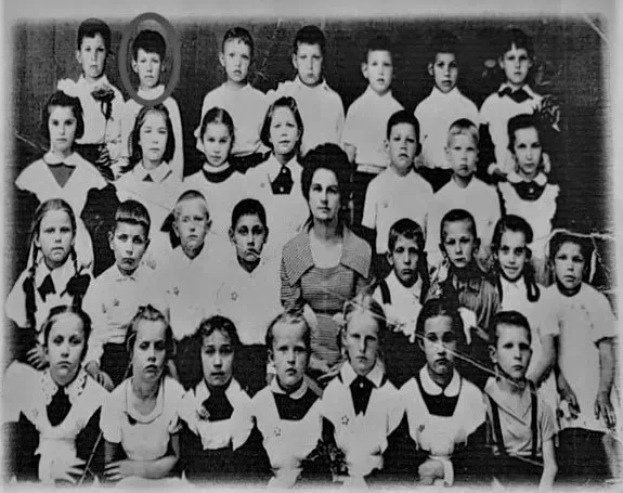 Володя Кузьмин (второй слева в верхнем ряду) ученик 2 класса Быховской начальной школы при