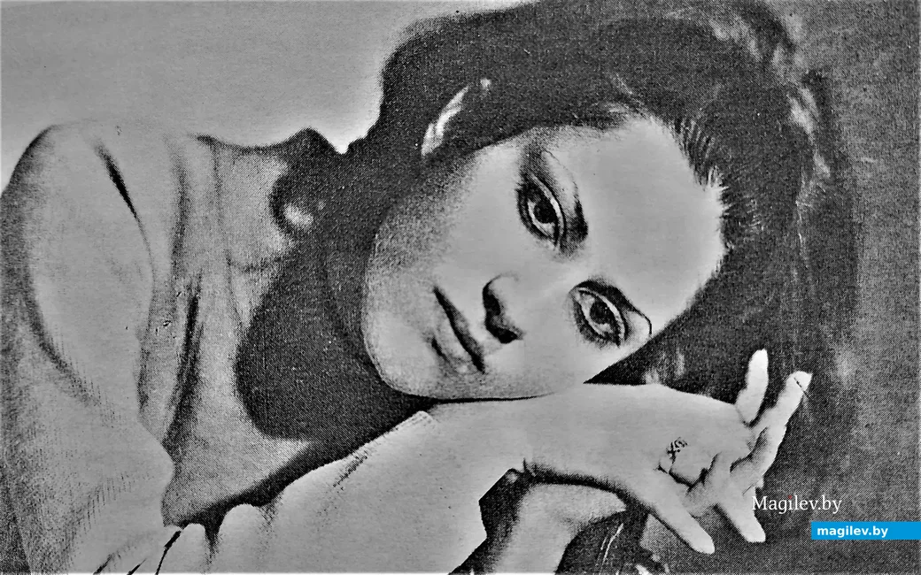 Алла Лесниковская, начало 1970-х. Кольцо при ней.