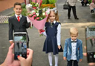 Врач-аллерголог рассказала, какие цветы опасно нести в школу 1 сентября