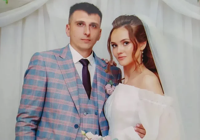 «Выбрал ее, потому что она готовит, как мама»: молодожены рассказали о своем знакомстве