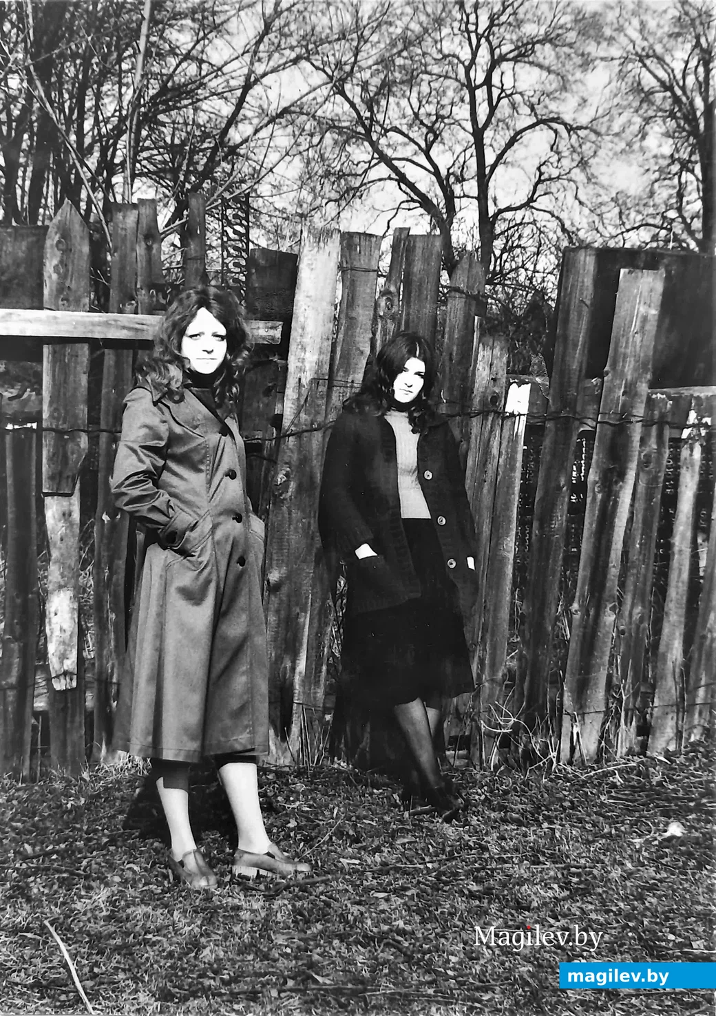 Заборы тоже иногда нуждаются в украшении. Таня и Наташа, 1975 год.