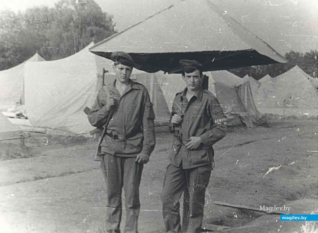 1988 г. Ученики школы №2 Олег Сикорский и Денис Носов в учебном лагере на территории