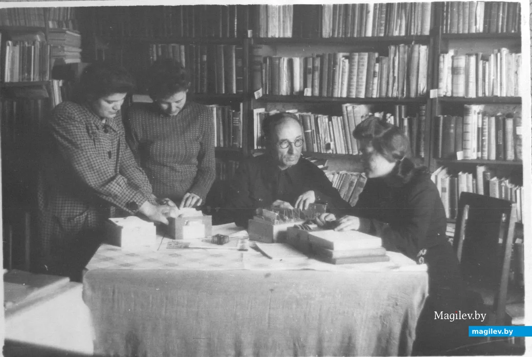 Библиотекарь консультирует читателя у каталога. Фото 1950-60-х годов.