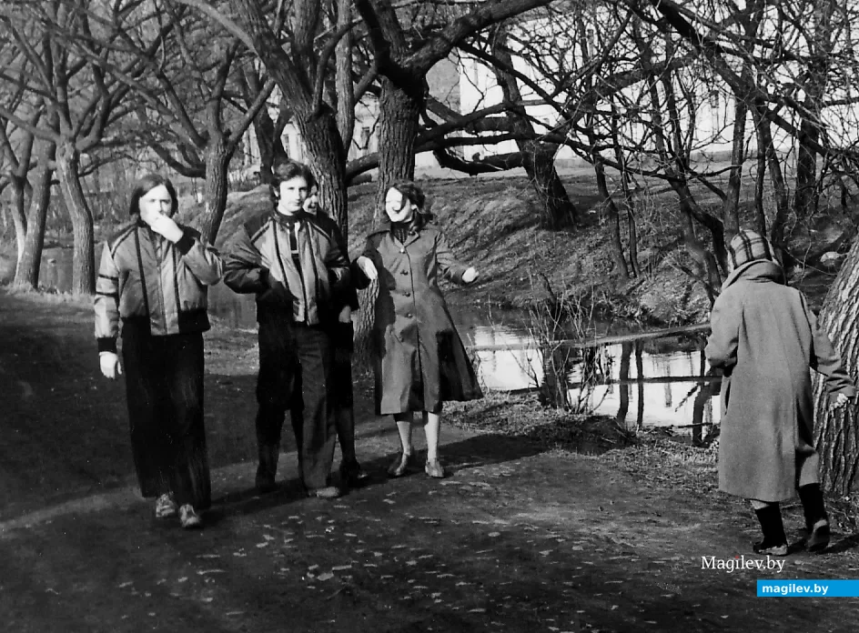 Вася, Женя, Наташа, Таня – вдоль по Левой Дубровенке. 1976 год.