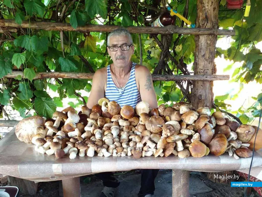 На фото Галины Статкевич ее брат Николай Филипчик с грибными трофеями.