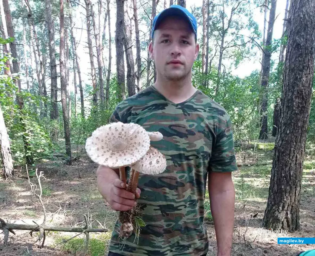 Михаил с букетом. Фото Галины Фисюк.