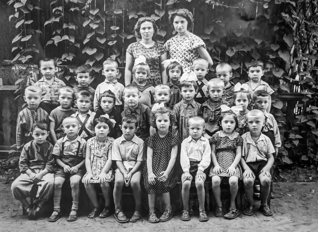 Бобруйск. Наш герой в детском садике №2. Он во втором ряду посередине. Помнит, что