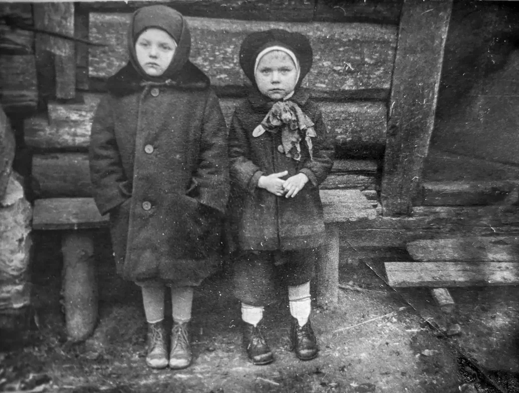Двоюродная сестра Таня (слева) и родная сестра Света, д. Плесы, 1964 год.