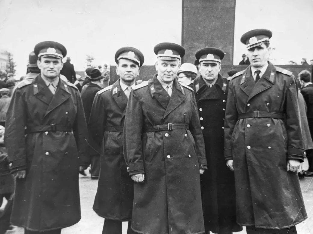 Бобруйск. Отец Юрия с сослуживцами на площади Победы (тогда она была на месте нынешней