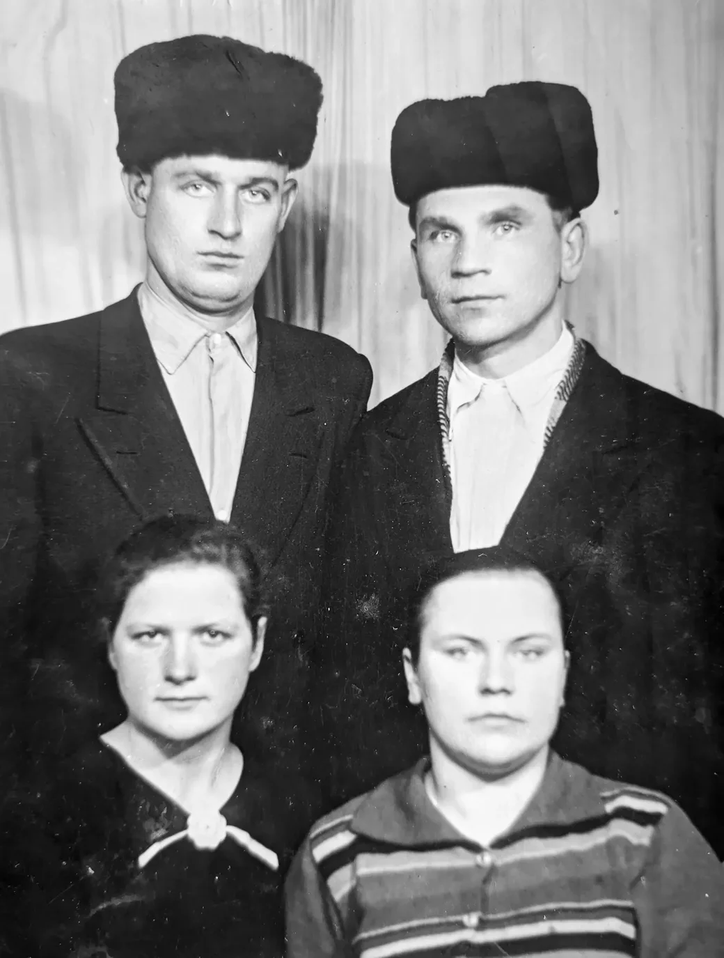 Бобруйск. Тетя Галя (родная сестра мамы) с мужем Григорием (слева) родители нашего героя.